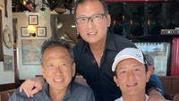 Ini potret Rio bersama kerabatnya saat makan olahan serba seafood di The Crab Cooker. Restoran ini berlokasi di Newport Beach, California. Foto: Instagram rharyantoracing