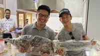 Mampir ke dapur Kejawa Resto di Jogja, Rio terlihat berpose membawa seekor ikan di tangannya. Tempat makan siang hari ini, tulis Rio. Foto: Instagram rharyantoracing