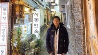 Begini gaya keren Rio saat hendak kulineran di Seoul, Korea Selatan. Ia tampak mampir ke kawasan restoran untuk mencicip ragam makanan Korea autentik. Foto: Instagram rharyantoracing