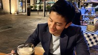 Oktoberfest identik dengan konsumsi bir. Rio pun tak ketinggalan memamerkan segelas besar bir di tangannya. Foto: Instagram rharyantoracing
