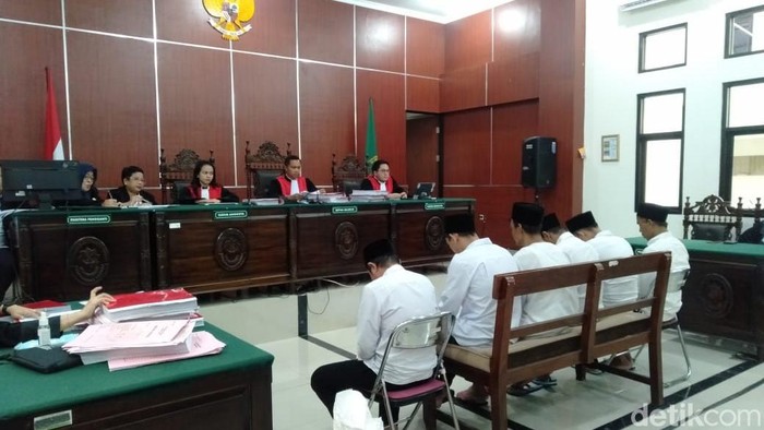 Sidang kasus perburuan terhadap satwa endemik yang dilindungi badak Jawa. (Dok Aris Rivaldo/detikcom)