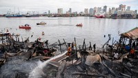 Kebakaran besar telah membakar puluhan rumah kumuh di pusat kota Manila pada hari Minggu (24/11). Kebakaran menyebabkan ratusan penduduk kehilangan tempat tinggal.