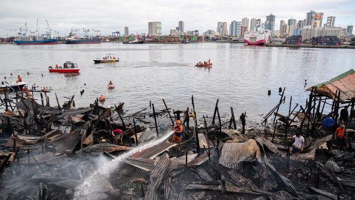 Sisa-sisa Kebakaran Dahsyat di Permukiman Kumuh Filipina A child walks outside his damaged house following a fire in a slum area in Manila, Philippines, November 24, 2024. REUTERS/Lisa Marie David TPX IMAGES OF THE DAY