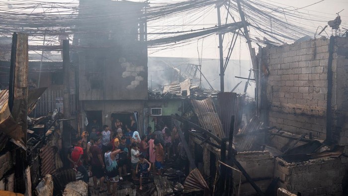 Sisa-sisa Kebakaran Dahsyat di Permukiman Kumuh Filipina A child walks outside his damaged house following a fire in a slum area in Manila, Philippines, November 24, 2024. REUTERS/Lisa Marie David TPX IMAGES OF THE DAY