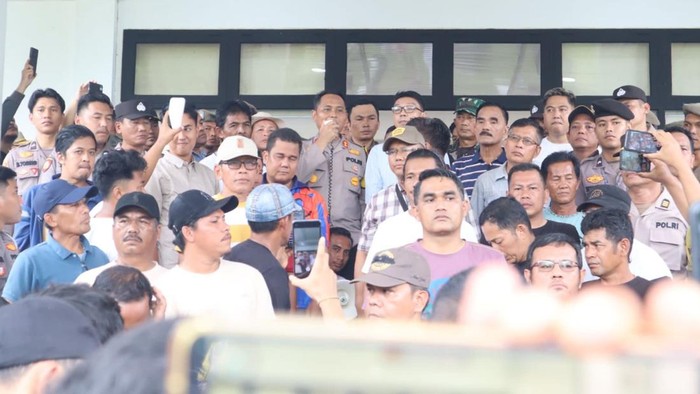 Situasi saat Kapolres dan Pj Sekda menemui massa. (Foto: Dok Polres Kuansing)