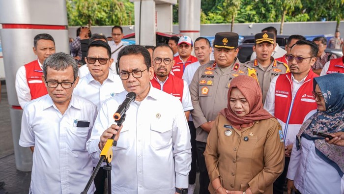 Menteri Perdagangan (Mendag) Budi Santoso menyegel SPBU 44.555.08 Jalan Tol Kaliurang KM 10, Sardonoharjo, Ngaglik, Sleman, DI Yogyakarya. Penyegelan dilakukan karena berdasarkan temuan, SPBU itu menggunakan alat yang memanipulasi meteran.