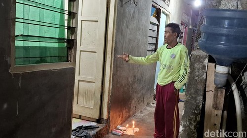 Suasana kos lokasi mahasiswa bernama Leonardus Lepa Kwure ditemukan tewas di Desa Penfui Timur, Kecamatan Kupang Tengah, Kabupaten Kupang, NTT. (Foto: Yufengki Bria/detikBali)