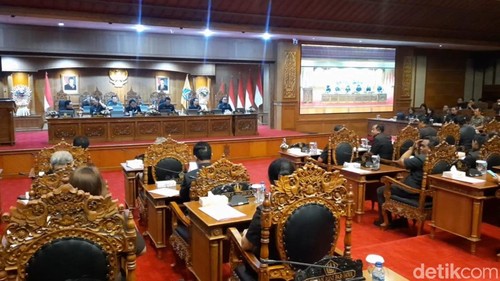 Suasana rapat paripurna DPRD Badung pada Senin (25/11/2024). (Foto: Agus Eka/detikBali)