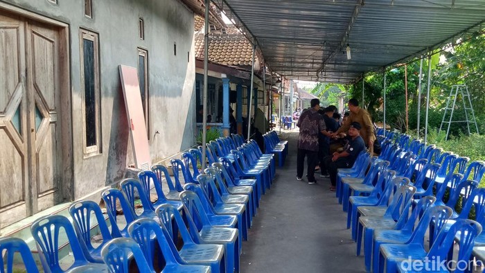 Suasana rumah duka siswa SD tewas tersetrum saat main bola, Senin (25/11/2024).