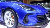 Mobil ini dapat dipinang dengan harga Rp. 1.099.000.000,- on-the-road Jabodetabek.
