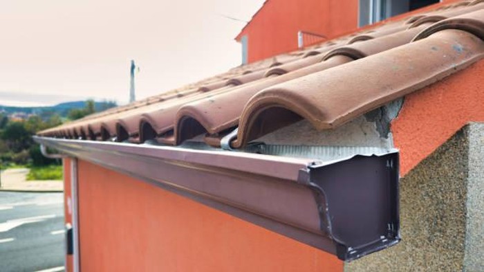 Aluminum roof gutter
