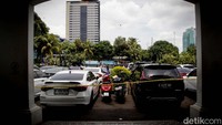 Ada 26 mobil dan 3 sepeda motor yang dijejer di Mapolda Metro Jaya, Jakarta, Senin (25/11/2024).  