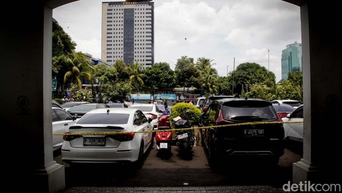 Tampang Mercy Maybach-Harley Disita di Kasus Mafia Akses Judol Komdigi Polda Metro Jaya menyita 26 mobil dan 3 unit sepeda motor dalam kasus mafia akses judi online (judol) Kementerian Komdigi. Nilai total kendaraan mencapai Rp 21,7 miliar.