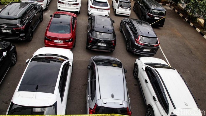 Tampang Mercy Maybach-Harley Disita di Kasus Mafia Akses Judol Komdigi Polda Metro Jaya menyita 26 mobil dan 3 unit sepeda motor dalam kasus mafia akses judi online (judol) Kementerian Komdigi. Nilai total kendaraan mencapai Rp 21,7 miliar.
