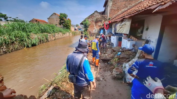 Tanggul Jebol Sisakan Lumpur di Bandung