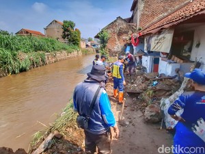Jebolnya Tanggul Sungai Cigede Sisakan Lumpur di Rumah Warga