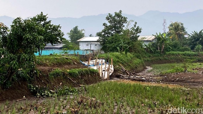 Tanggul sementara dipsang di Sungai Cisunggalah, Bojong, Majalaya
