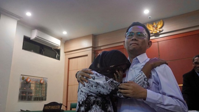 Tangis hari guru Supriyani didampingi pengacara usai vonis bebas di kasus dugaan penganiayaan siswa.