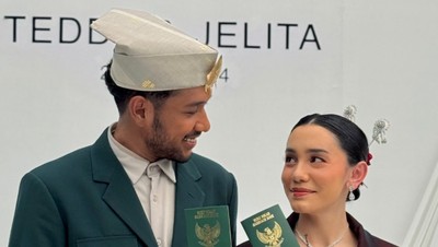8 Gaya Unik Teddy Adhitya-Jelita Clough Menikah, Padukan Baju Adat dan Modern
