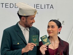 8 Gaya Unik Teddy Adhitya-Jelita Clough Menikah, Padukan Baju Adat dan Modern