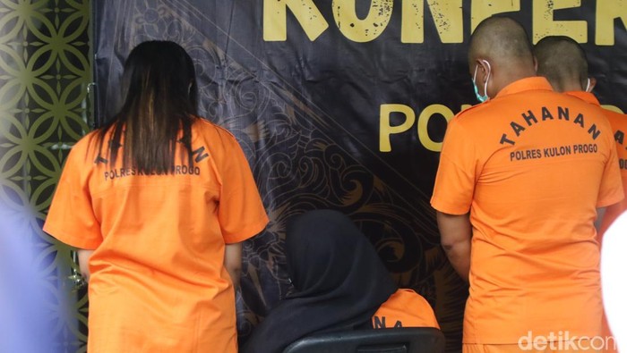 Tersangka jual beli bayi via Facebook di Kulon Progo saat dihadirkan di Mapolda DIY, Sleman, Senin  (25/11/2024).