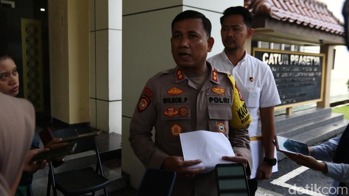Tersangka jual beli bayi via Facebook di Kulon Progo saat dihadirkan di Mapolda DIY, Sleman, Senin  (25/11/2024).