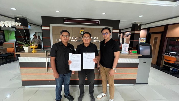 Tim hukum Koster-Giri saat melaporkan dugaan pelanggaran pilkada ke Polda Bali. (Foto: Istimewa)