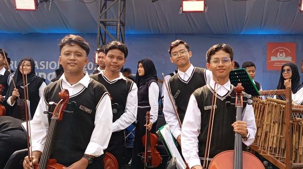 Tim Orkestra SMK TI Muhammadiyah Cikampek dalam Upacara HGN 2024