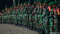 Ribuan personel gabungan sudah berbaris rapi di Silang Monas, Jakarta Pusat. Apel dimulai dengan pengecekan pasukan. 