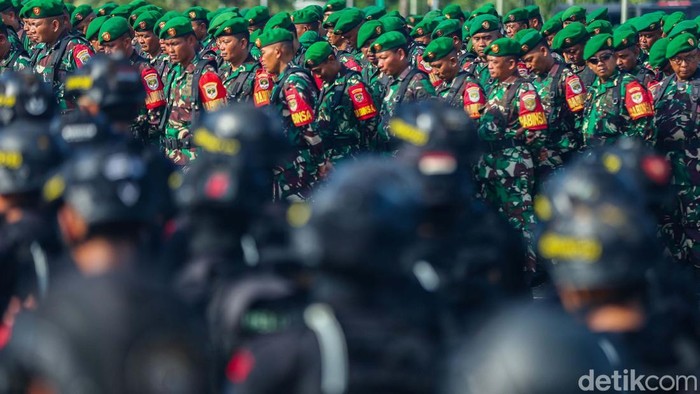 Polda Metro Jaya bersama TNI menggelar apel gabungan dalam rangka Operasi Mantap Praja pengamanan Pilkada 2024 di wilayah Jakarta Raya. Apel digelar di Monas, Jakarta.