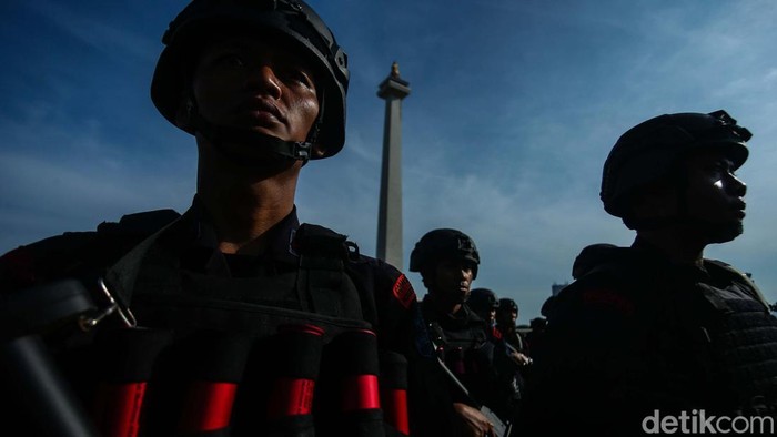 TNI-Polri Siap Amankan Pemungutan Suara Pilgub Jakarta 2024 Polda Metro Jaya bersama TNI menggelar apel gabungan dalam rangka Operasi Mantap Praja pengamanan Pilkada 2024 di wilayah Jakarta Raya. Apel digelar di Monas, Jakarta.