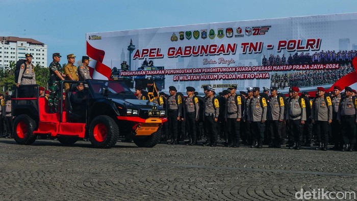 TNI-Polri Siap Amankan Pemungutan Suara Pilgub Jakarta 2024 Polda Metro Jaya bersama TNI menggelar apel gabungan dalam rangka Operasi Mantap Praja pengamanan Pilkada 2024 di wilayah Jakarta Raya. Apel digelar di Monas, Jakarta.