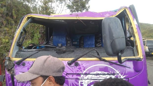 Truk yang membawa 30 rombongan pendukung pasangan calon (paslon) bupati terbalik di Kabupaten Tolikara, Papua Pegunungan.