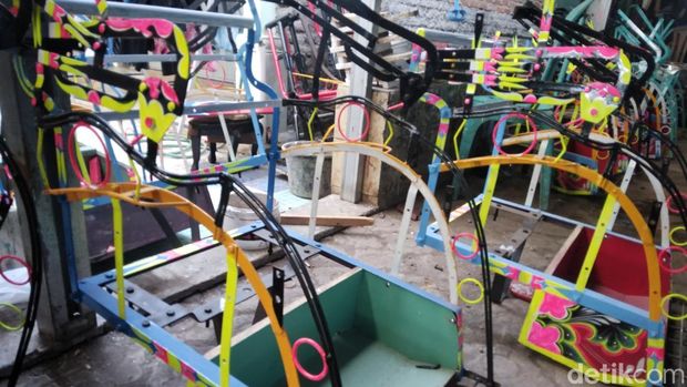 Tomi dan tempat usaha pembuatan becak mininya