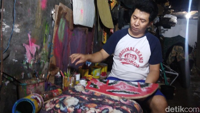 Tomi dan tempat usaha pembuatan becak mininya