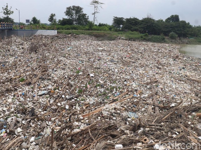 Tumpukan sampah di bendungan Cirebon