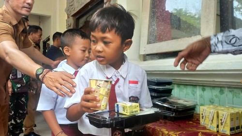 Uji coba makan bergizi gratis di SDN 2 Sumberklampok dan SMPN Satu Atap 1 Gerokgak, Buleleng, Bali, Senin (25/11/2024). (Wijaya Kusuma/detikBali)