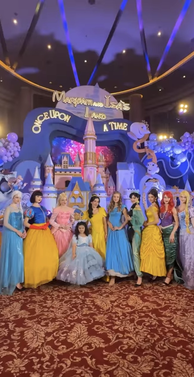 Tak tanggung-tanggung, demi menyenangkan anaknya, Tasya menyewa para model untuk memerankan berbagai karakter Disney Princess. Mulai dari Elsa ‘Frozen’, Snow White, Aurora, Cinderella, Jasmine, hingga Ariel Mermaid. Foto: Instagram/@tasyafarasya