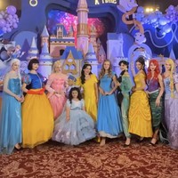 Tak tanggung-tanggung, demi menyenangkan anaknya, Tasya menyewa para model untuk memerankan berbagai karakter Disney Princess. Mulai dari Elsa ‘Frozen’, Snow White, Aurora, Cinderella, Jasmine, hingga Ariel Mermaid. Foto: Instagram/@tasyafarasya