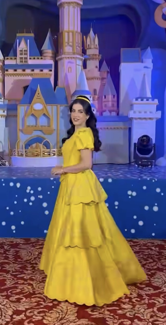 Tasya sendiri tampil cantik dalam balutan gaun kuning untuk memerankan karakter Belle. Diketahui gaun tersebut merupakan rancangan desainer Sebastian Gunawan. Foto: Instagram/@tasyafarasya