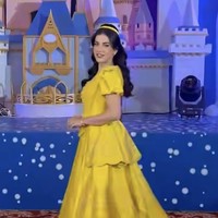 Tasya sendiri tampil cantik dalam balutan gaun kuning untuk memerankan karakter Belle. Diketahui gaun tersebut merupakan rancangan desainer Sebastian Gunawan. Foto: Instagram/@tasyafarasya