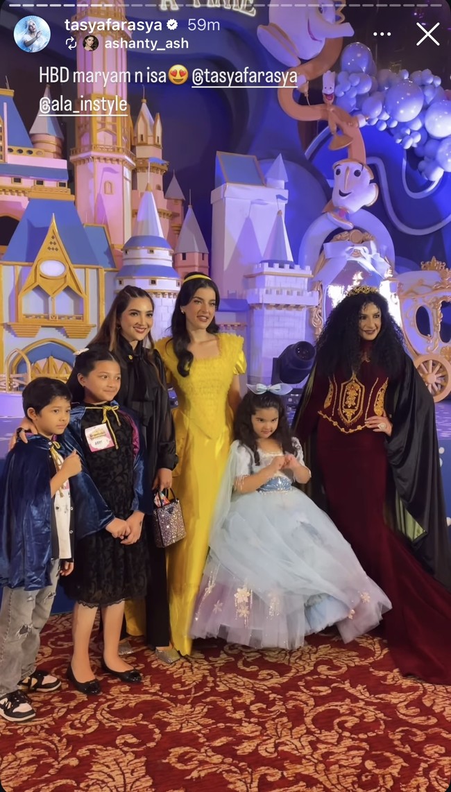 Acara tersebut juga tampak ramai dihadiri oleh para rekan artis, salah satunya Ashanty yang turut membawa kedua anaknya, Arsy dan Arsya. Ibunda atasya, Ala Alatas juga turut hadir mengenakan gaun berwarna merah marun dipadukan dengan jubah hitam. Foto: Instagram/@tasyafarasya
