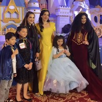 Acara tersebut juga tampak ramai dihadiri oleh para rekan artis, salah satunya Ashanty yang turut membawa kedua anaknya, Arsy dan Arsya. Ibunda atasya, Ala Alatas juga turut hadir mengenakan gaun berwarna merah marun dipadukan dengan jubah hitam. Foto: Instagram/@tasyafarasya