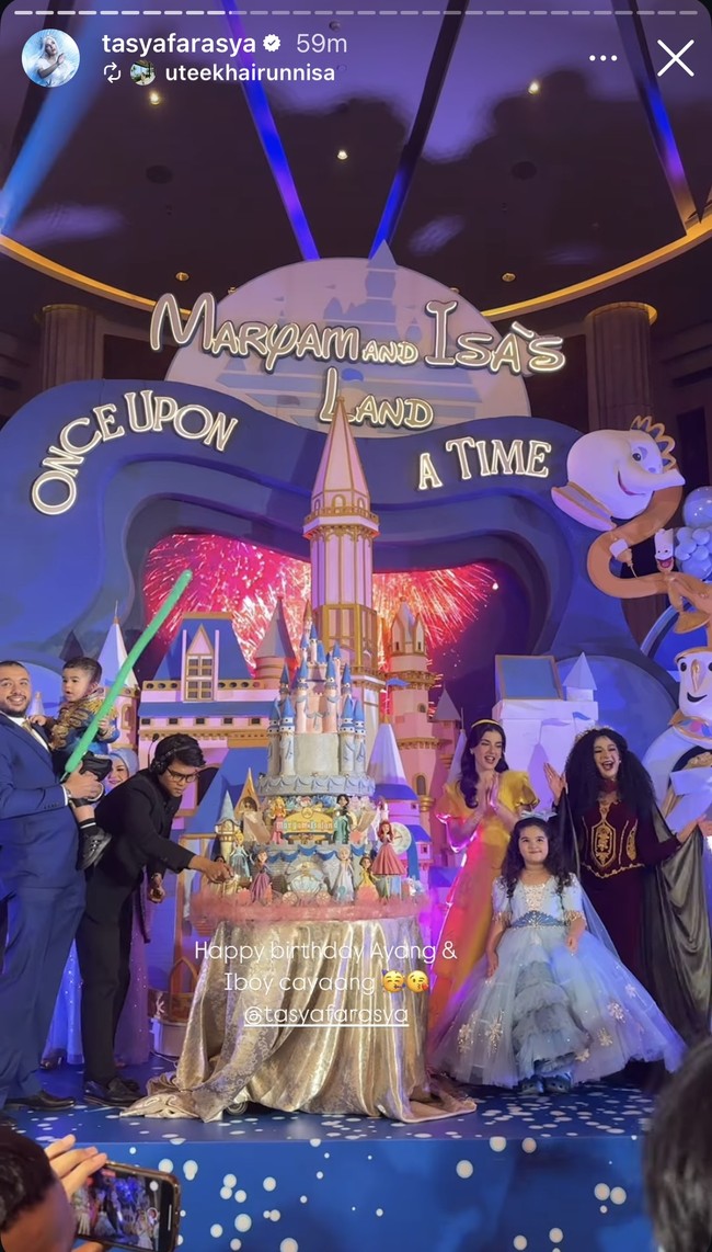 Sesuai dengan tema Disney Princess, dekorasi di acara ulang tahun bertajuk ‘Maryam and Isa’s Land’ tersebut dibuat begitu mewah berbentuk seperti kastil. Kue ulang tahun Maryam dan Isa pun tak kalah mewah dengan bentuk menyerupai dekorasi ulang tahunnya. Foto: Instagram/@tasyafarasya