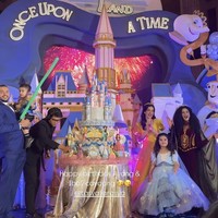 Sesuai dengan tema Disney Princess, dekorasi di acara ulang tahun bertajuk ‘Maryam and Isa’s Land’ tersebut dibuat begitu mewah berbentuk seperti kastil. Kue ulang tahun Maryam dan Isa pun tak kalah mewah dengan bentuk menyerupai dekorasi ulang tahunnya. Foto: Instagram/@tasyafarasya