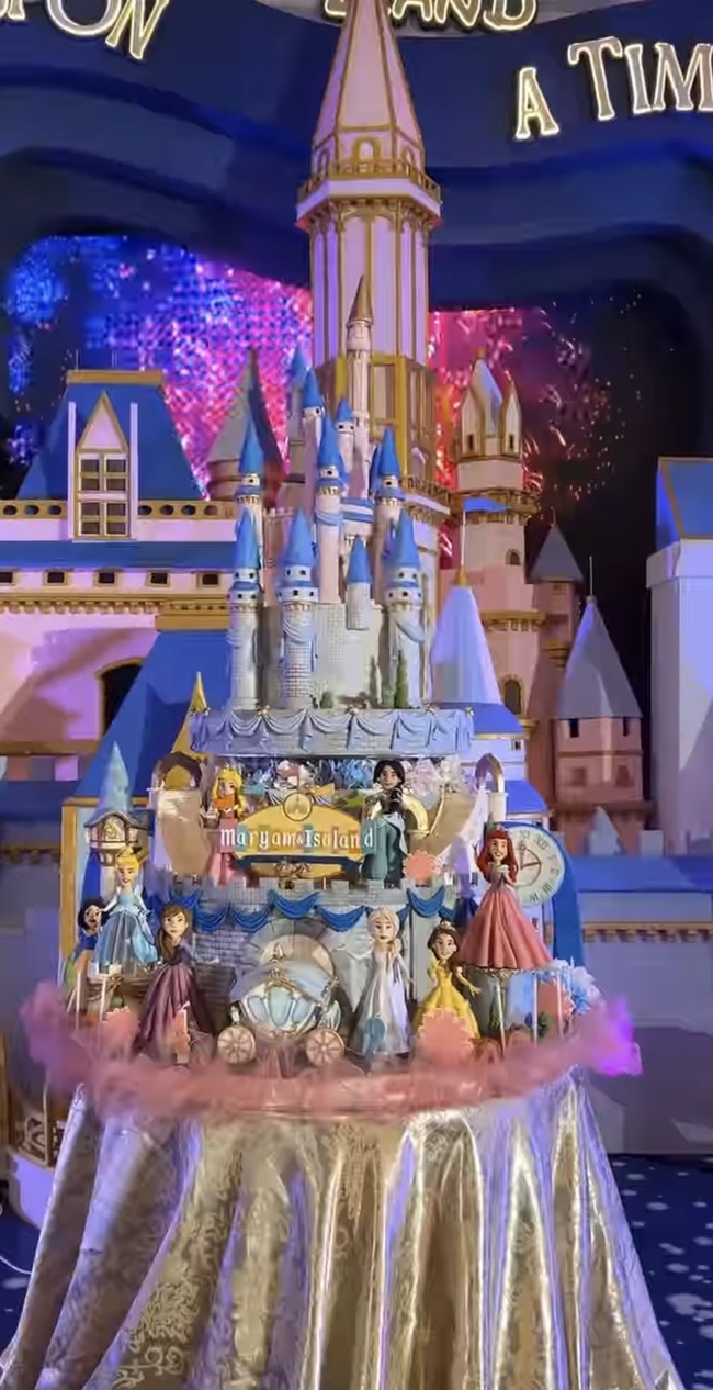 Berbentuk kastil mewah, kue ulang tahun yang didominasi warna biru itu juga dilengkapi dengan miniatur dari para Disney Princess. Pada bagian tengahnya terdapat tulisan ‘Maryam & Isa Land’. Foto: Instagram/@tasyafarasya