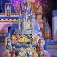 Berbentuk kastil mewah, kue ulang tahun yang didominasi warna biru itu juga dilengkapi dengan miniatur dari para Disney Princess. Pada bagian tengahnya terdapat tulisan ‘Maryam & Isa Land’. Foto: Instagram/@tasyafarasya