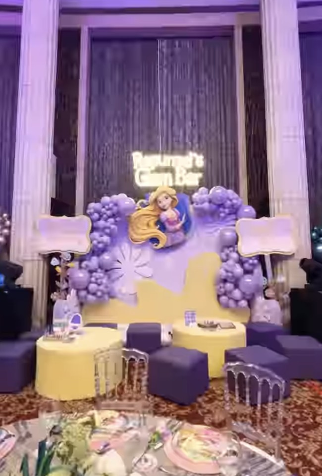 Di acara ulang tahun tersebut juga terdapat beberapa booth bertema karakter Disney Princess. Salah satunya booth yang didominasi warna ungu dan terinspirasi dari karakter Rapunzel yang satu ini. Foto: Instagram/@tasyafarasya