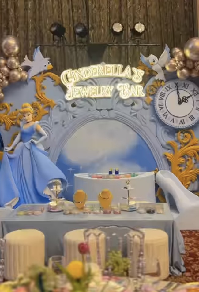 Di booth-booth yang disediakan, para anak-anak tamu undangan bisa bebas berkreasi dan beraktivitas sesuai dengan yang telah disediakan. Seperti di booth Cinderella, anak-anak bisa berkreasi membuat kalung dan gelang untuk dijadikan perhiasan mereka. Foto: Instagram/@tasyafarasya