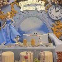 Di booth-booth yang disediakan, para anak-anak tamu undangan bisa bebas berkreasi dan beraktivitas sesuai dengan yang telah disediakan. Seperti di booth Cinderella, anak-anak bisa berkreasi membuat kalung dan gelang untuk dijadikan perhiasan mereka. Foto: Instagram/@tasyafarasya